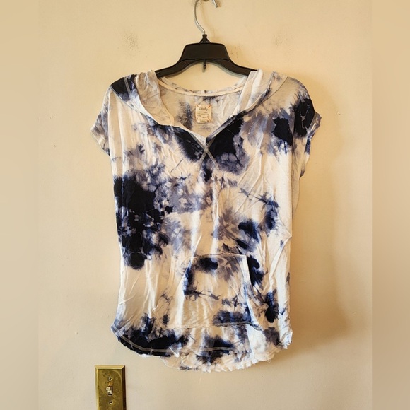 Lucky Brand Tops - Lucky Brand blue tye dye shirt size small v neck
